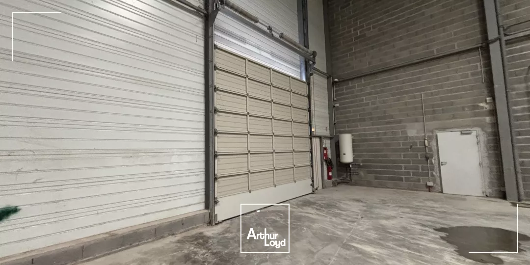 Bâtiment mixte à usage d'activités ou de commerce à louer - 1 068 m2 - Grande aire de stockage extérieure de 1 200 m2.