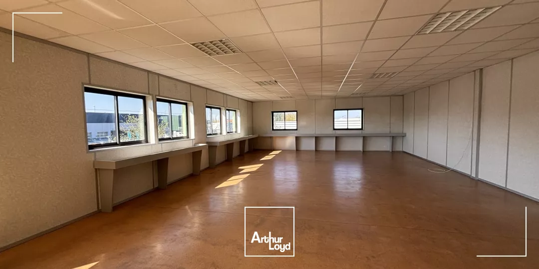 Bâtiment mixte à usage d'activités ou de commerce à louer - 1 068 m2 - Grande aire de stockage extérieure de 1 200 m2.