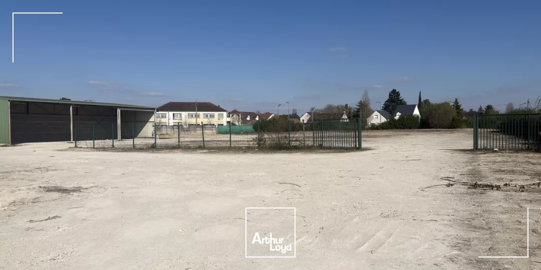 Bâtiment mixte à usage d'activités ou de commerce à louer - 1 068 m2 - Grande aire de stockage extérieure de 1 200 m2.