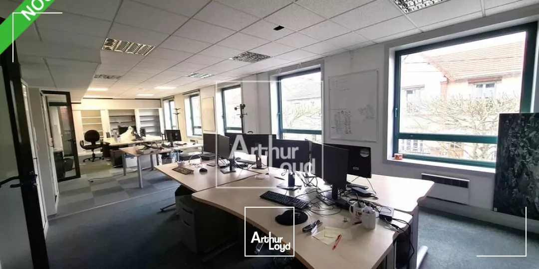 A saisir, bureaux à louer en pied de gare avec nombreux parkings