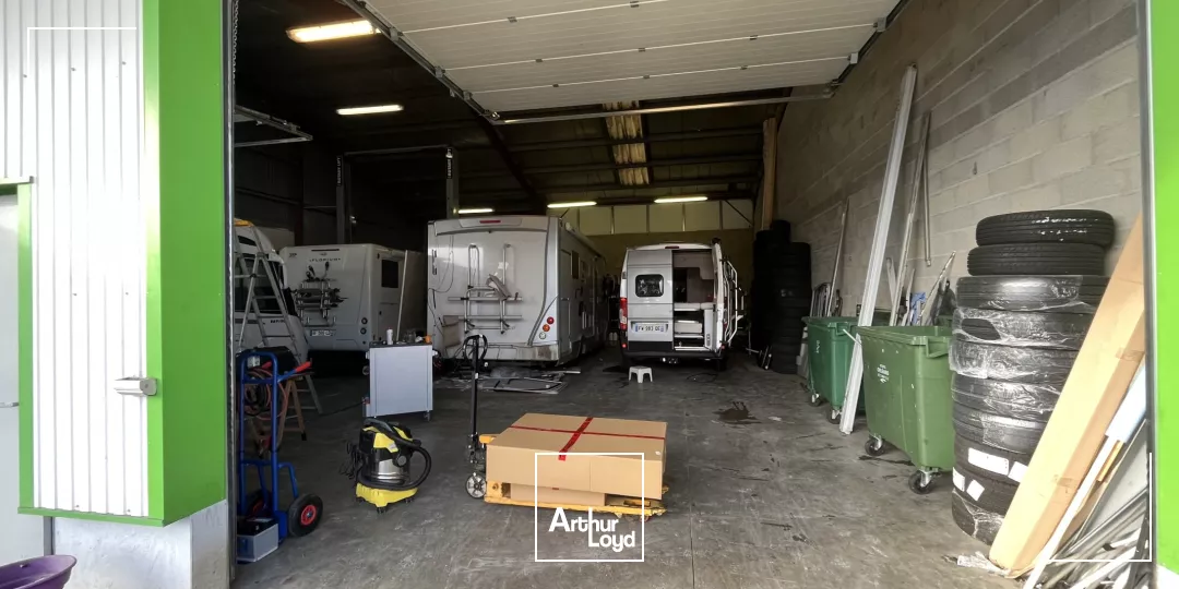 Bâtiment à louer - 982 m2 divisible à partir de 105 m2 + 4 000 m2 de cour - Est Métropole