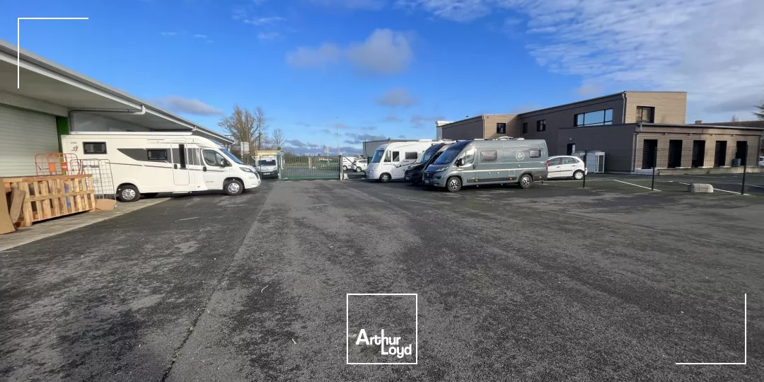 Opportunité ! Bâtiment à vendre - 982 m2 + 4 000 m2 de cour - Est Métropole