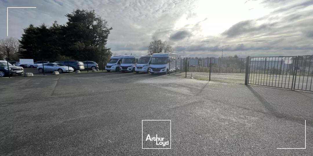 Opportunité ! Bâtiment à vendre - 982 m2 + 4 000 m2 de cour - Est Métropole