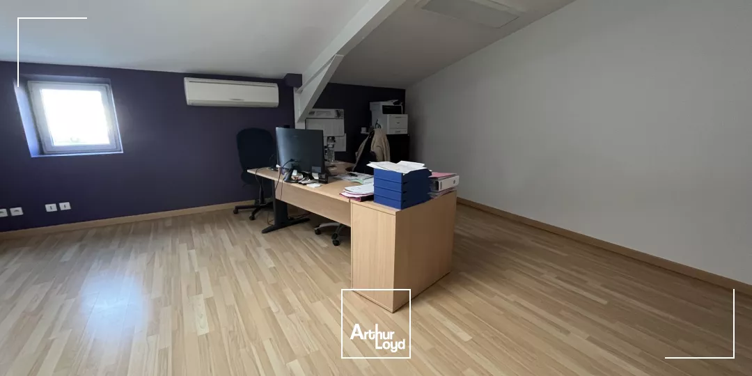 Opportunité ! Bâtiment à vendre - 982 m2 + 4 000 m2 de cour - Est Métropole