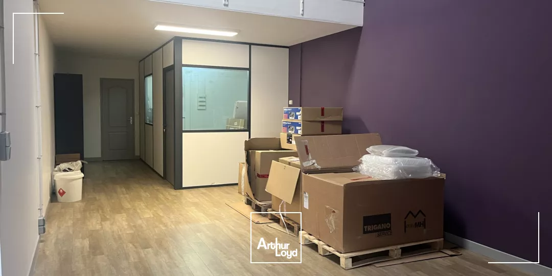 Opportunité ! Bâtiment à vendre - 982 m2 + 4 000 m2 de cour - Est Métropole