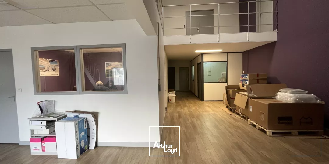 Opportunité ! Bâtiment à vendre - 982 m2 + 4 000 m2 de cour - Est Métropole