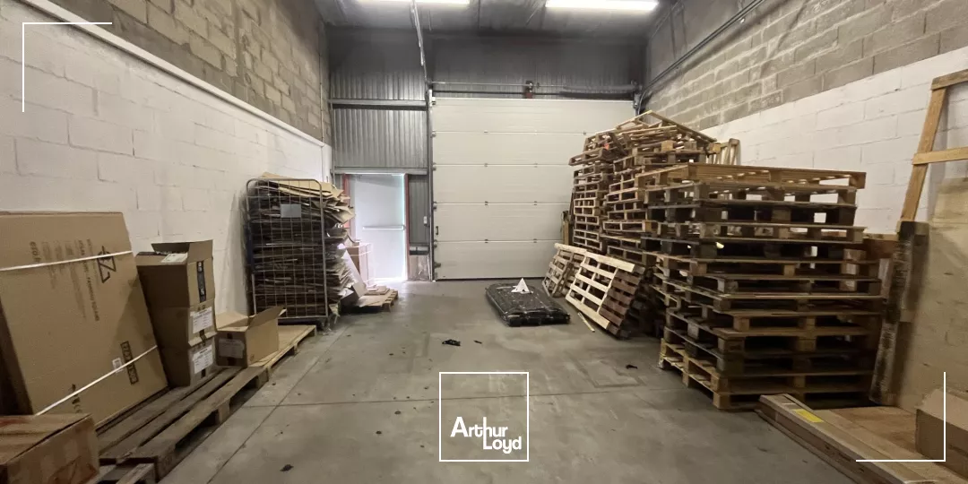 Opportunité ! Bâtiment à vendre - 982 m2 + 4 000 m2 de cour - Est Métropole