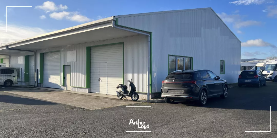 Opportunité ! Bâtiment à vendre - 982 m2 + 4 000 m2 de cour - Est Métropole