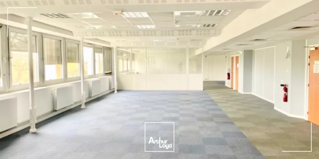 À louer : Grand plateau de bureaux ERP avec parkings - Accessibilité idéale proche Euralille