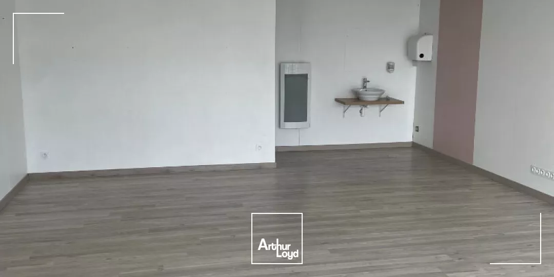 Local commercial - axe principal - Couzeix - A louer avec parkings