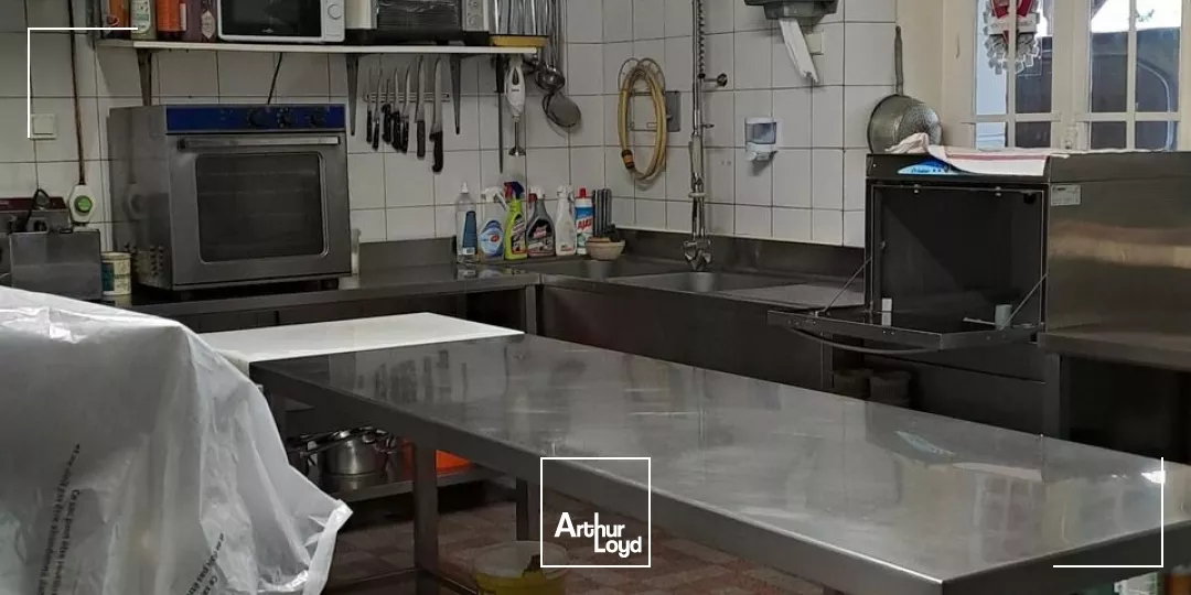 Arthur Loyd vous présente sur la commune de Bétaille , ce local commercial idéalement placé sur un axe passant .Actuellement exploité en débit de tabac et restaurant , il peut vous o...