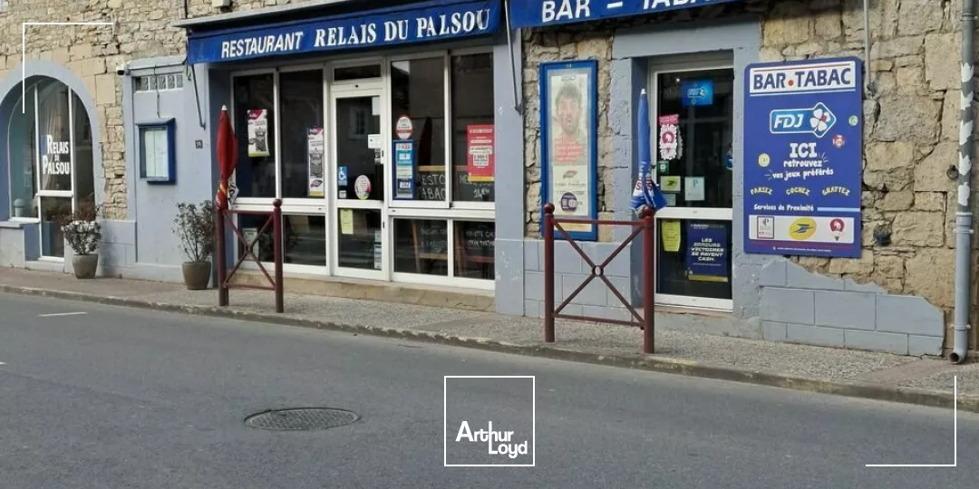 Arthur Loyd vous présente sur la commune de Bétaille , ce local commercial idéalement placé sur un axe passant .Actuellement exploité en débit de tabac et restaurant , il peut vous o...
