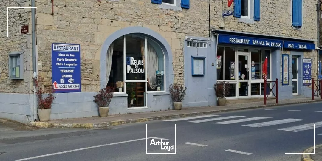 Arthur Loyd vous présente sur la commune de Bétaille , ce local commercial idéalement placé sur un axe passant .Actuellement exploité en débit de tabac et restaurant , il peut vous o...