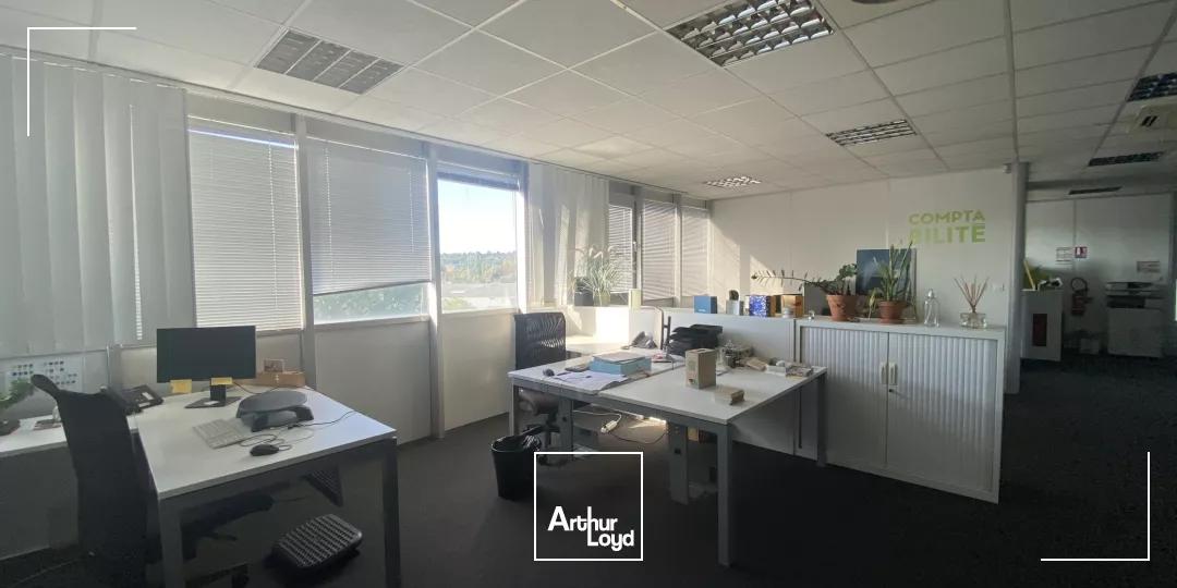 EXCLUSIVITE - BATIMENT MIXTE AVEC BUREAUX ET ENTREPOT A QUAIS