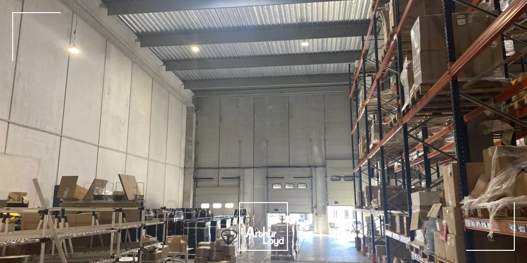 EXCLUSIVITE - BATIMENT MIXTE AVEC BUREAUX ET ENTREPOT A QUAIS