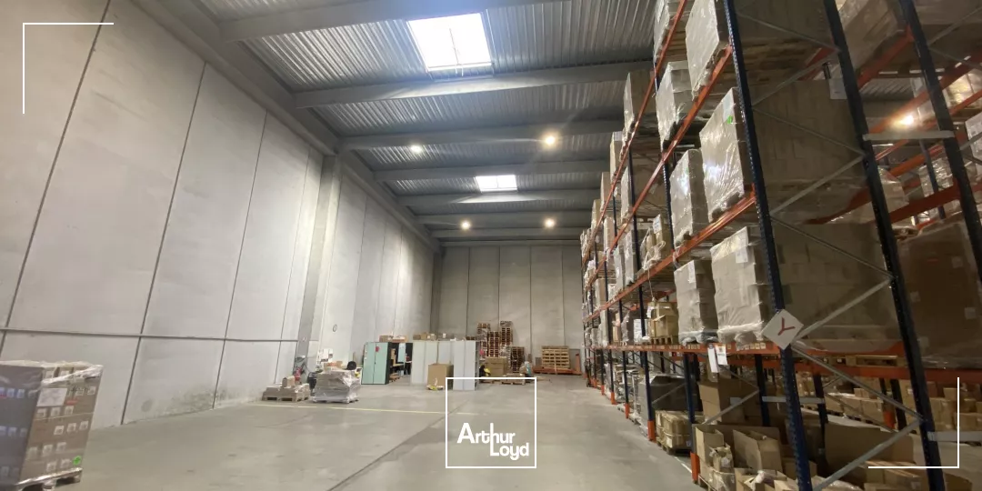 EXCLUSIVITE - BATIMENT MIXTE AVEC BUREAUX ET ENTREPOT A QUAIS