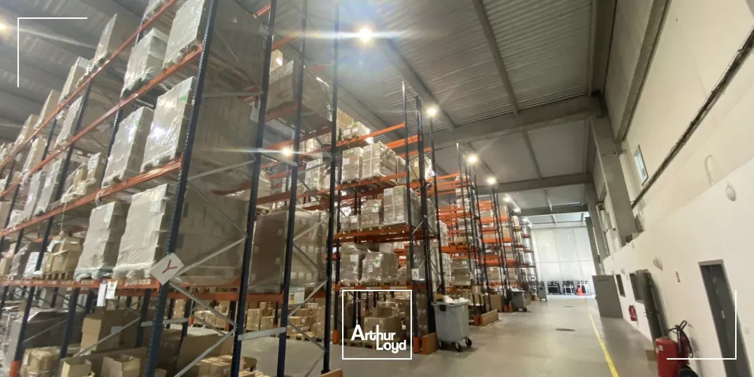 EXCLUSIVITE - BATIMENT MIXTE AVEC BUREAUX ET ENTREPOT A QUAIS