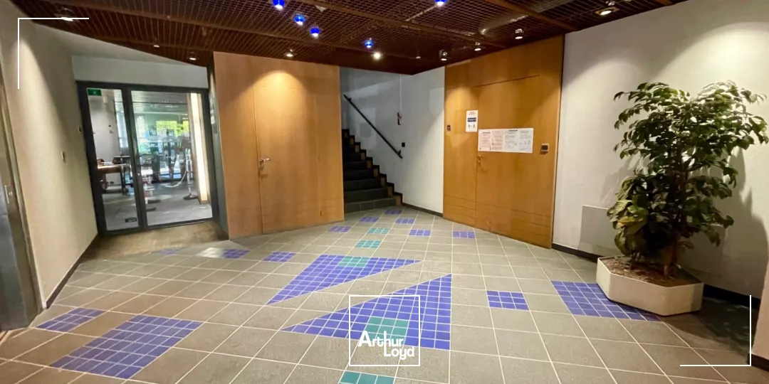 - Secteur Grands Boulevards- Bureaux + parking à louer dans cadre verdoyant en face du Tramway.Beau produit ! 