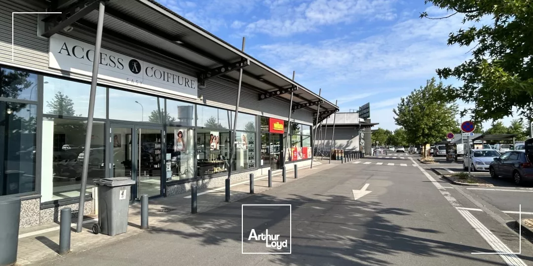 EXCLUSIVITÉ - 2 Locaux commerciaux disponibles, développant env 812 m2 & 638m2 - à louer - zone commerciale MATCH d'Halluin