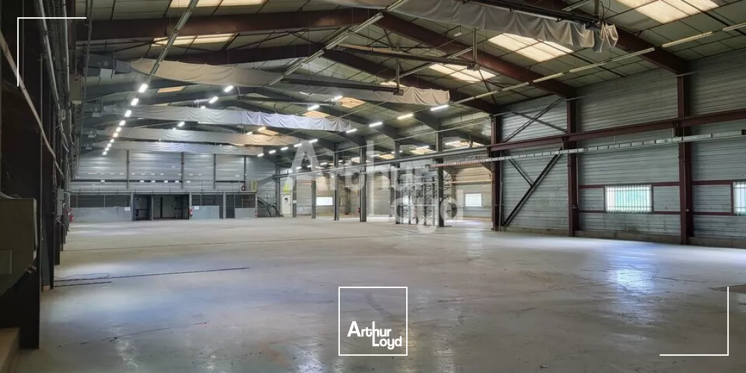 MER - A LOUER - LOCAL D'ACTIVITE DE 1 900 M² - ACCES A10 A 2,5 KM