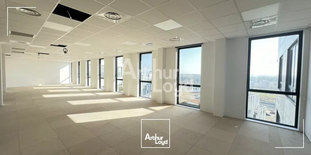 CESSON SEVIGNE - BUREAUX A LOUER - 3 422 M² - DIVISIBLE