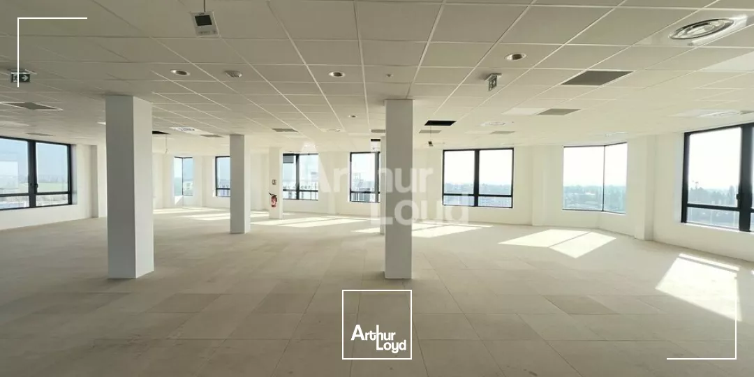 CESSON SEVIGNE - BUREAUX A LOUER - 3 422 M² - DIVISIBLE