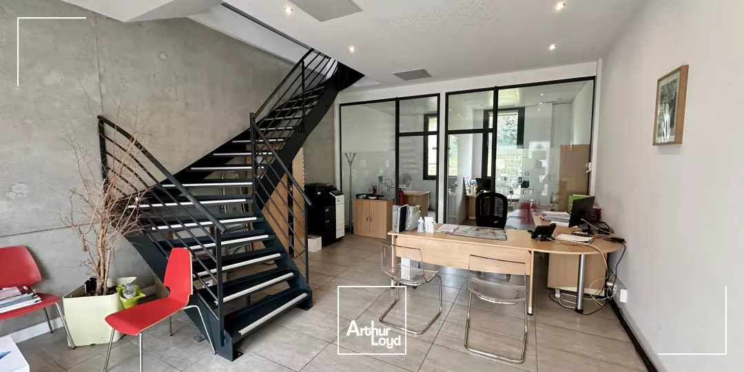 BUREAUX EN R+1 AVEC VISIBILITÉ À PROXIMITÉ DES AXES AUTOROUTIERS