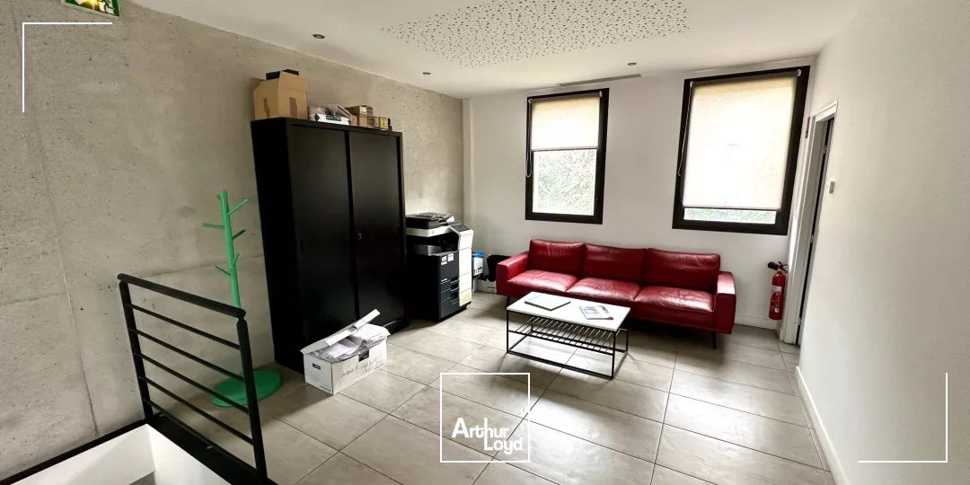 BUREAUX EN R+1 AVEC VISIBILITÉ À PROXIMITÉ DES AXES AUTOROUTIERS