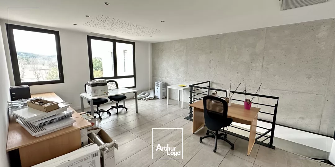 BUREAUX EN R+1 AVEC VISIBILITÉ À PROXIMITÉ DES AXES AUTOROUTIERS