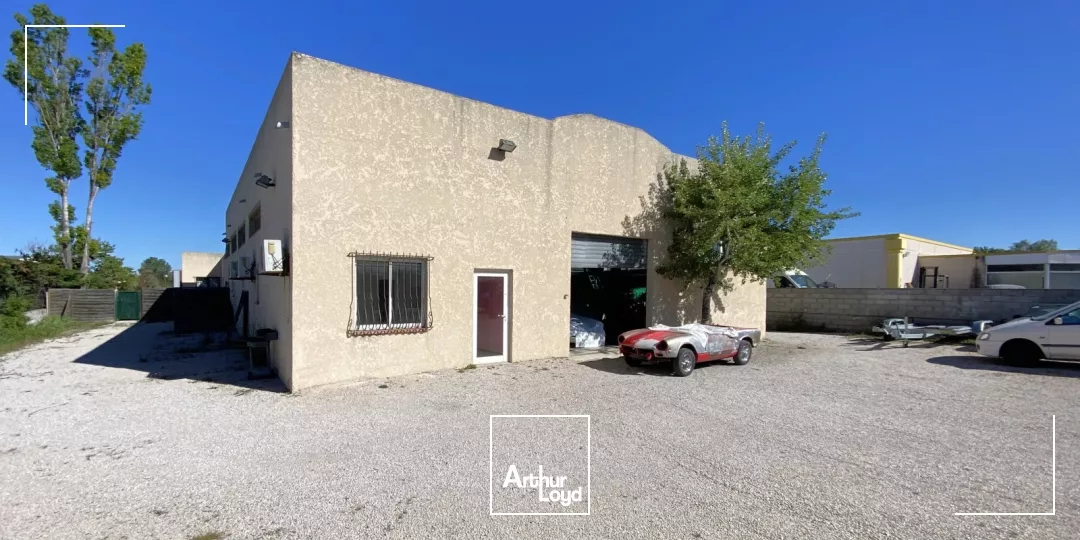 Bâtiment indépendant d'activités en cours de rénovation à LOUER sur SAINT CANNAT