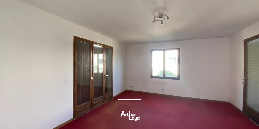 Bâtiment indépendant d'activités en cours de rénovation à LOUER sur SAINT CANNAT