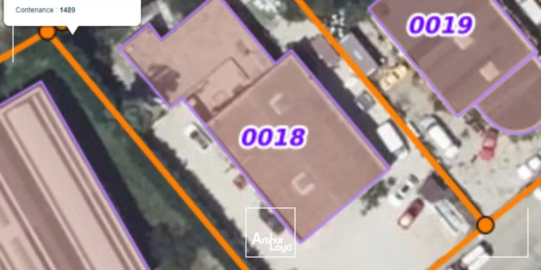 Bâtiment indépendant d'activités en cours de rénovation à LOUER sur SAINT CANNAT