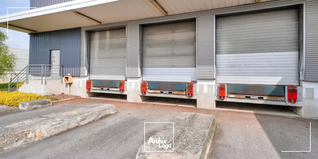 Locaux d'activités indépendants à quai de 3 669 m² à louer - Villeparisis, accès A1, RN104, RER B