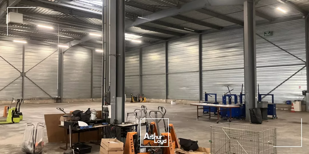 Locaux d'activités indépendants à quai de 3 669 m² à louer - Villeparisis, accès A1, RN104, RER B