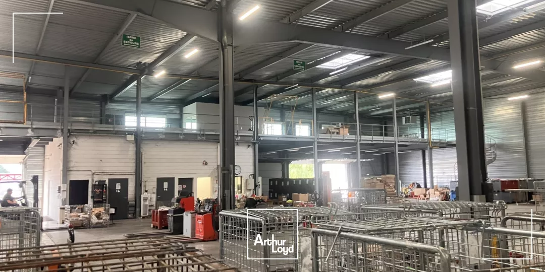 Locaux d'activités indépendants à quai de 3 669 m² à louer - Villeparisis, accès A1, RN104, RER B