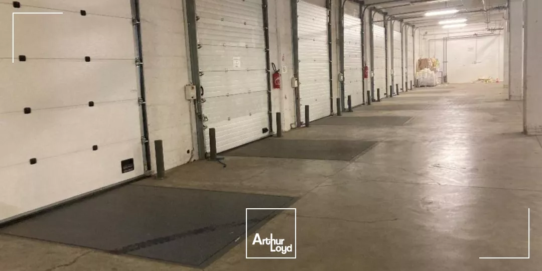 3 687 m² d'entrepôt à Saint-Denis - Connectivité routière express pour booster votre logistique