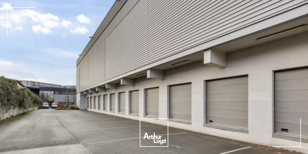 3 687 m² d'entrepôt à Saint-Denis - Connectivité routière express pour booster votre logistique