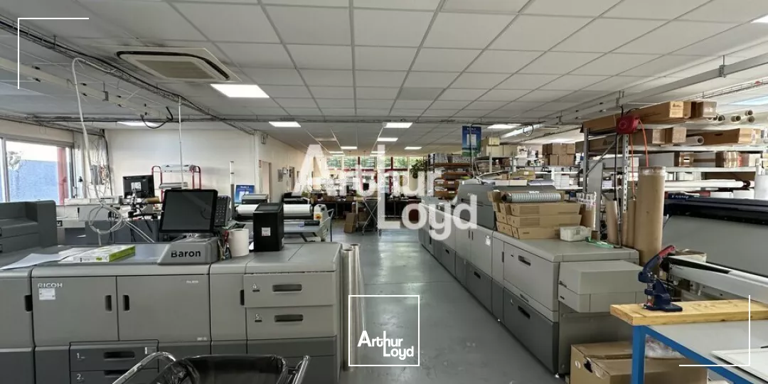 Bâtiment indépendant en plein coeur de la ZI SUD EST