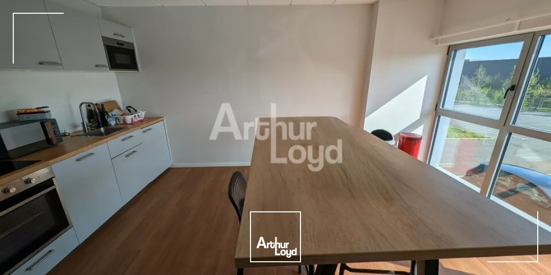 NOYAL CHATILLON SUR SEICHE - BATIMENT D'ACTIVITE A LOUER AVEC QUAIS - 3190 M²