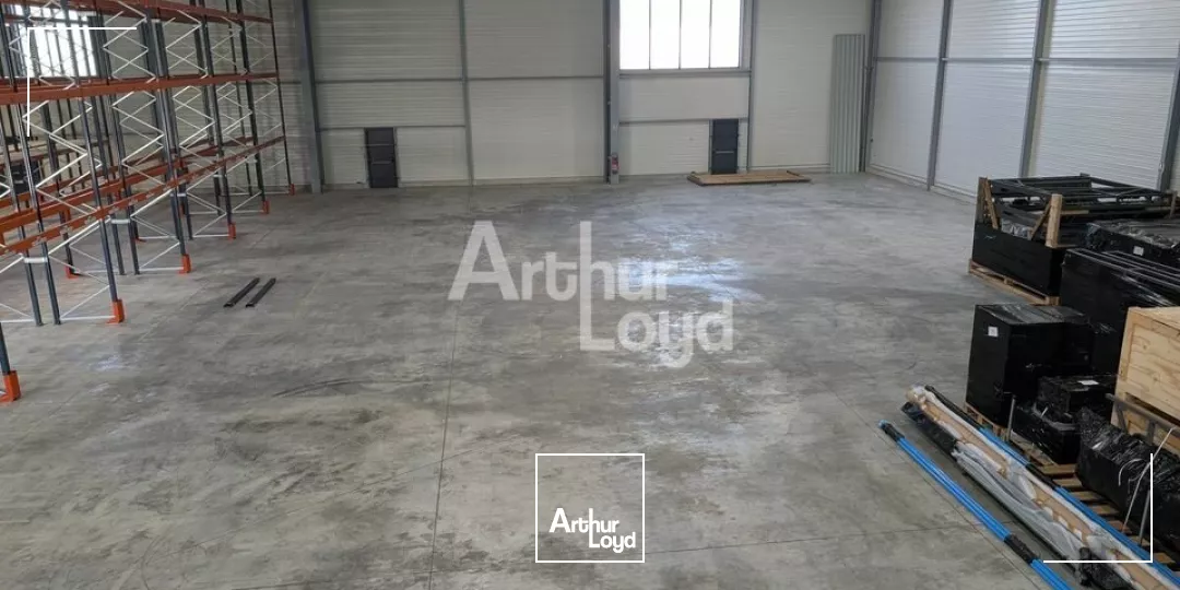 NOYAL CHATILLON SUR SEICHE - BATIMENT D'ACTIVITE A LOUER AVEC QUAIS - 3190 M²