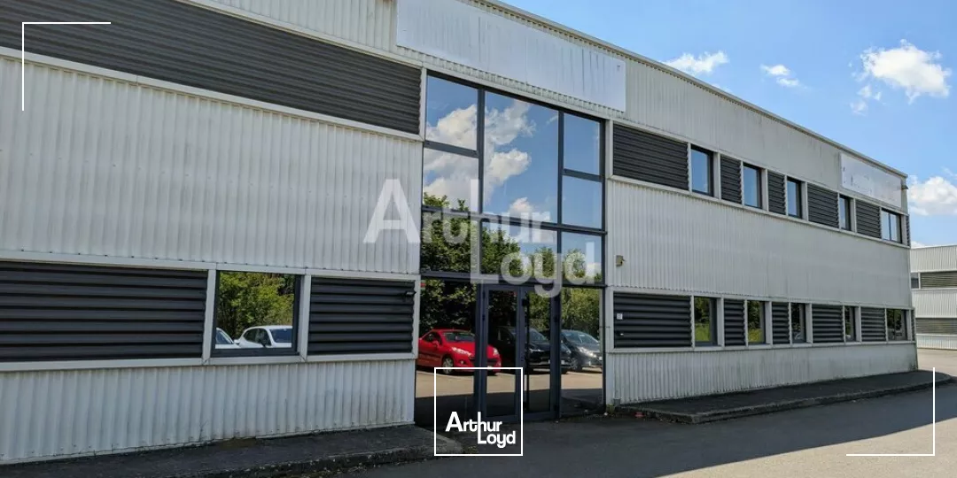 CHARTRES DE BRERAGNE - LOCAL D'ACTIVITE A LOUER AVEC GRANDE SURFACE DE BUREAUX - 470 M²