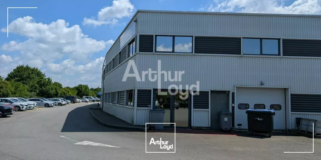 CHARTRES DE BRERAGNE - LOCAL D'ACTIVITE A LOUER AVEC GRANDE SURFACE DE BUREAUX - 470 M²