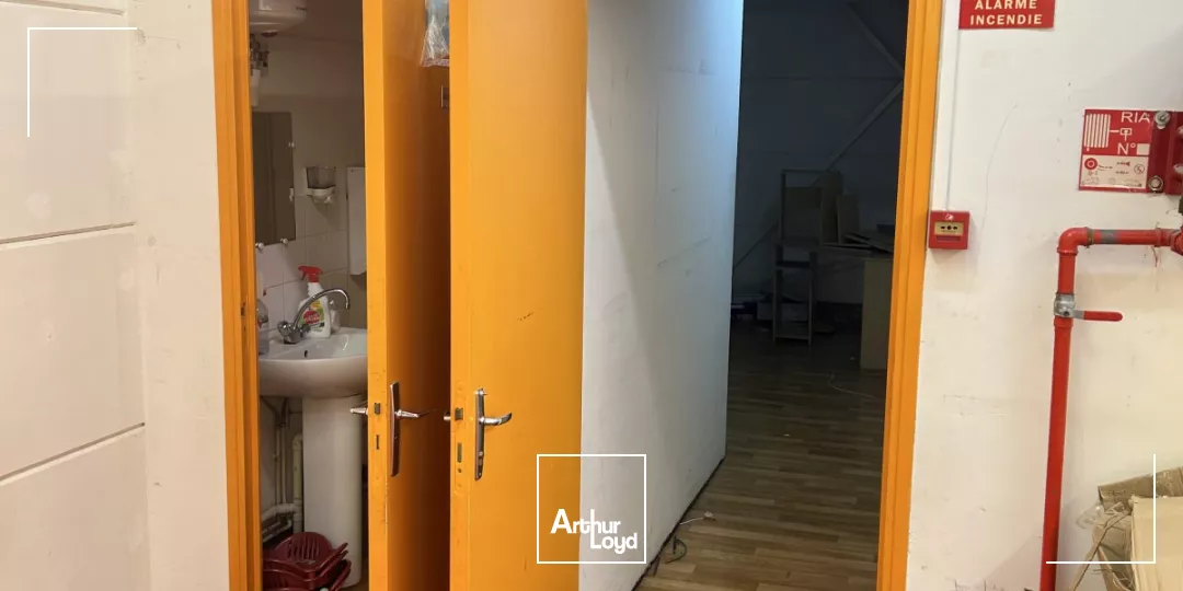 À LOUER - Local commercial 609 m² au coeur d'une zone d'activité dynamique à Flixecourt