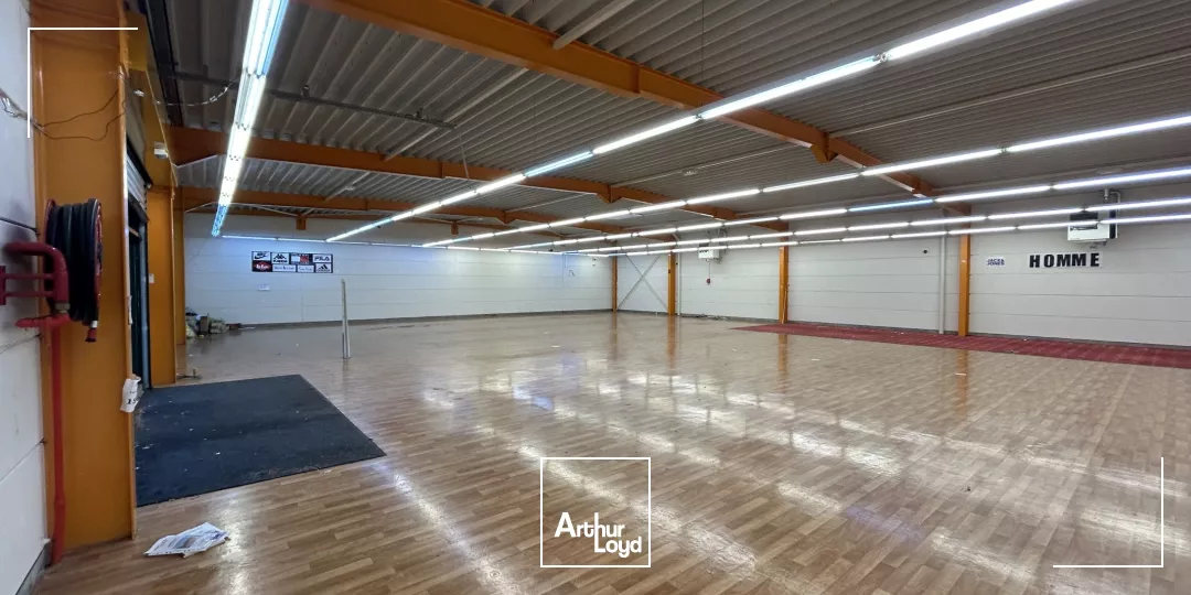 À LOUER - Local commercial 609 m² au coeur d'une zone d'activité dynamique à Flixecourt