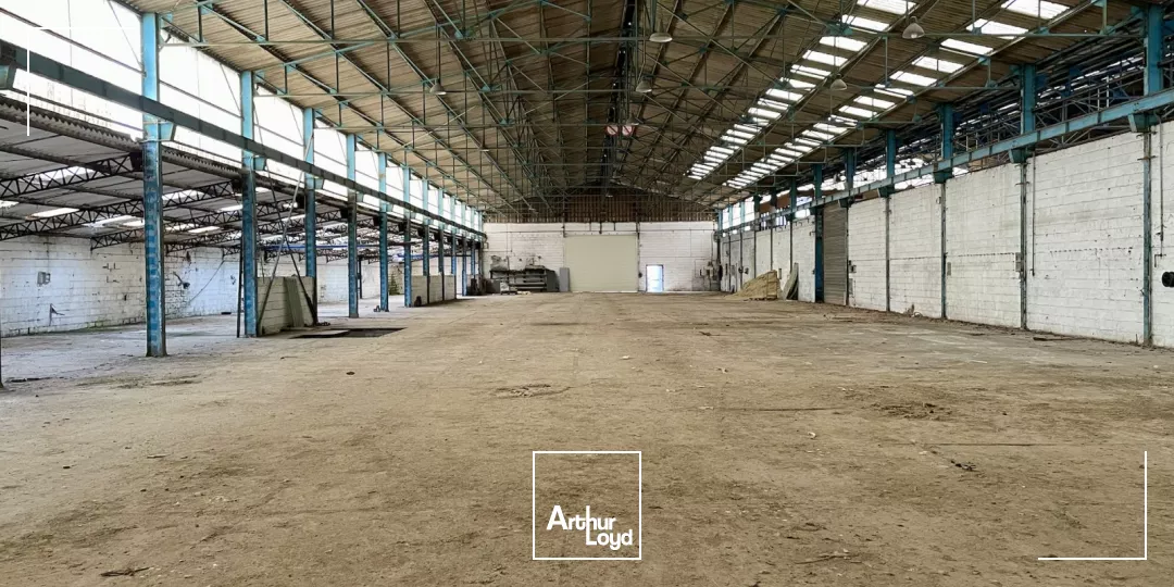 À LOUER OU À VENDRE - ENSEMBLE IMMOBILIER POLYVALENT AU COUR DE LA COMMUNE D'ESTAIRES 