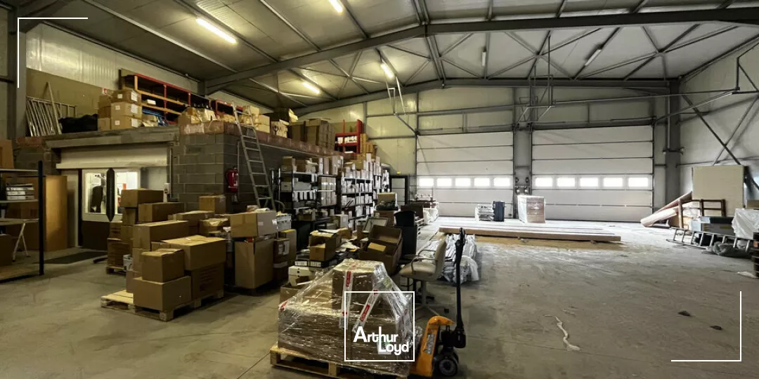LOCAL D'ACTIVITE - ENTREPOT à LOUER de 876 m²