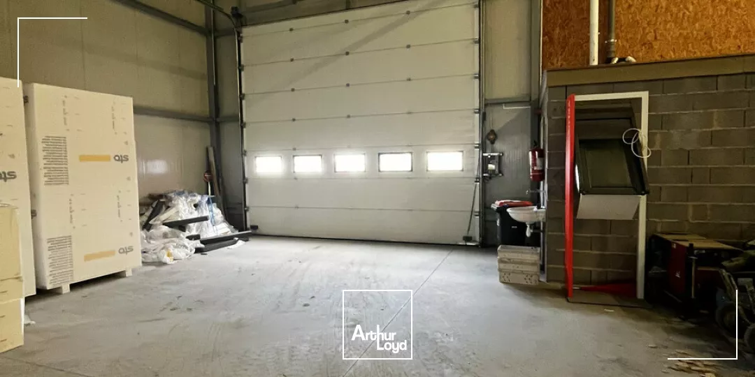 LOCAL D'ACTIVITE - ENTREPOT à LOUER de 876 m²