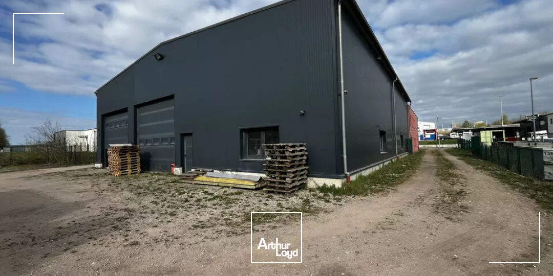 LOCAL D'ACTIVITE - ENTREPOT à LOUER de 876 m²