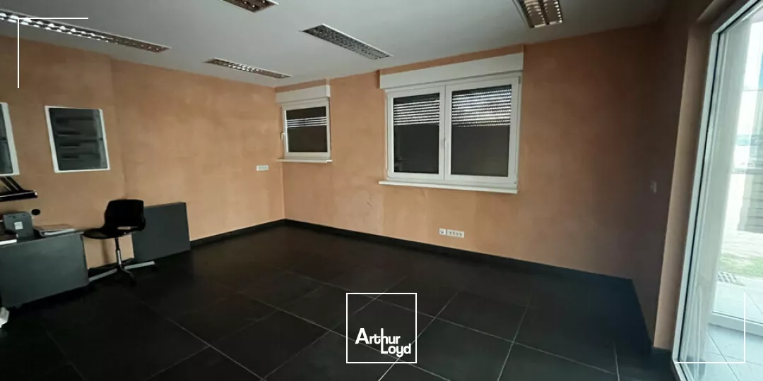 LOCAL D'ACTIVITE - ENTREPOT à LOUER de 876 m²