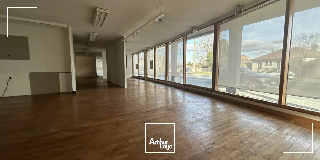 À VENDRE  LOCAL COMMERCIAL EXCEPTIONNEL  CHASSENEUIL-DU-POITOU - 440m²